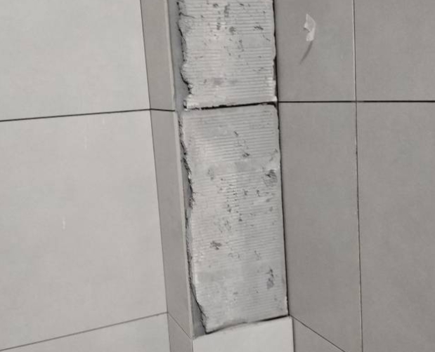 防城港瓷砖空鼓维修公司分享下瓷砖施工前基层浇水润湿程度不足，可能导致以下问题
